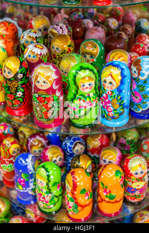 Matrjoschkas, russische Verschachtelung Puppen auf dem Display in einem Geschäft in der Altstadt, Prag, Tschechische Republik. Stockfoto