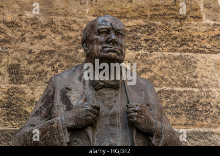 Skulptur von Sir Winston Churchill, vor der britischen Botschaft in Malá Strana Viertel, Prag, Böhmen, Tschechien. Stockfoto