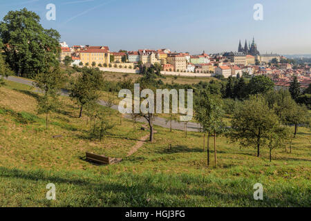 Panoramablick vom Petrin-Hügel auf der Prager Burg und St. Vitus Cathedral, Malá Strana, Prag 1, Böhmen, Tschechische Republik. Stockfoto