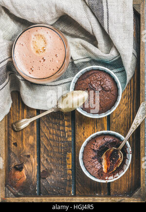 Schokolade Soufflee in Backen, Tassen und Mokka, Textfreiraum Stockfoto