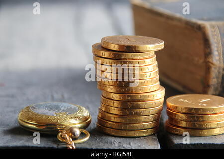 Stapel von Goldmünzen auf Holztisch. Wirtschaft und Finanzen-Konzept. Stockfoto