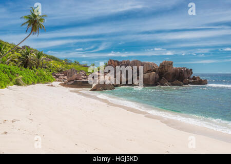 Schöne Granit Felsen am Strand von Anse Coco auf La Digue Island auf den Seychellen Stockfoto
