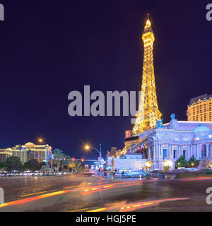 Las Vegas Strip mit sich bewegenden Verkehr und das Hotel in Paris und Eiffel Turm auf der Rückseite. Stockfoto