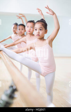 Kleine Mädchen üben Ballett Stockfoto