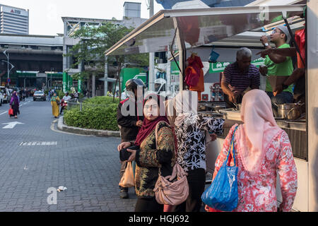 Kunden richten, um Essen in einem Food-Truck in Kuala Lumpur, Malaysia zu kaufen. Stockfoto