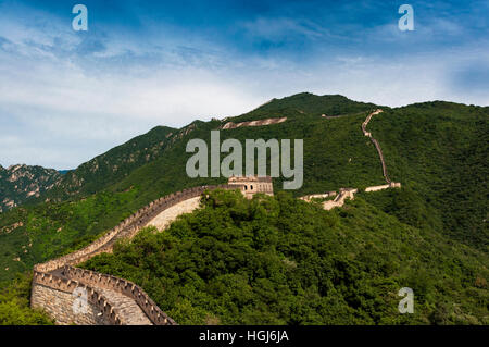 Blick auf die chinesische Mauer bei Mutianyu, China; Konzept für eine Reise nach China Stockfoto
