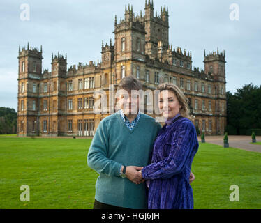 Graf und Gräfin von Carnarvon in ihrer Heimat Highclere Castle in der Nähe von Newbury in Hampshire Stockfoto