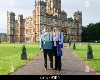 Graf und Gräfin von Carnarvon in ihrer Heimat Highclere Castle in der Nähe von Newbury in Hampshire Stockfoto