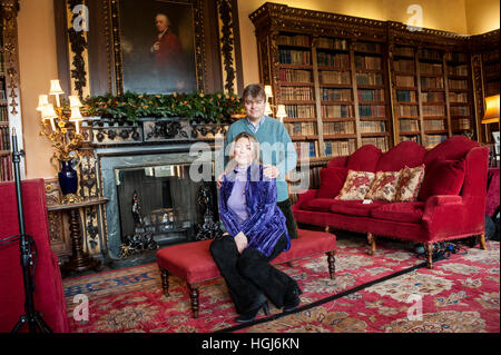 Graf und Gräfin von Carnarvon in ihrer Heimat Highclere Castle in der Nähe von Newbury in Hampshire Stockfoto