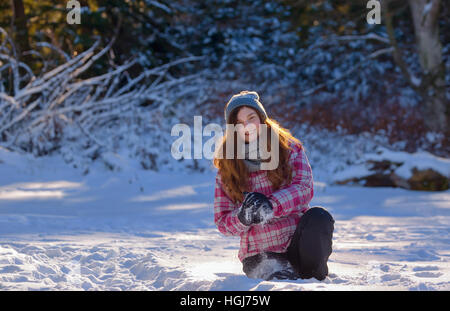 Teen Mädchen spielen im Schnee Kamera Schneeball bewerfen Stockfoto