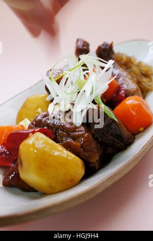 Geschmortes Hähnchen in Sojasauce (Jjimdak) - koreanische Gericht Stockfoto