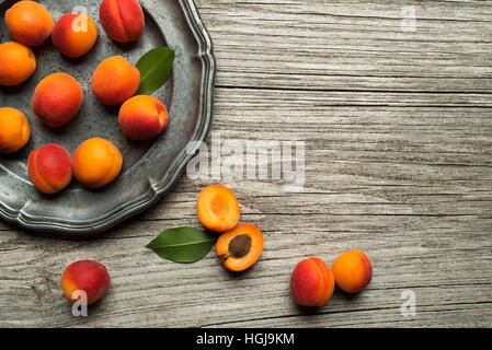 Reife Aprikosen Früchten auf hölzernen Hintergrund Stockfoto