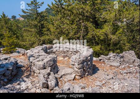 Alter Wein drücken in den Hügeln von Symi, Zentralgriechenland Stockfoto