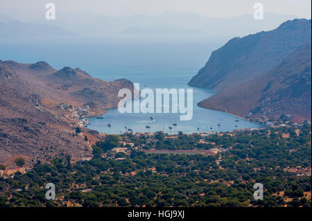 Blick hinunter auf das Dorf Chorio und dem Hafen in Pedi auf Symi Griechenland Stockfoto