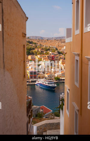 Blick auf die Boote im Hafen von Yialos auf Symi Griechenland Stockfoto