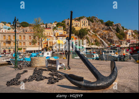 Anker und Hafen in Yialos auf Symi Griechenland Stockfoto