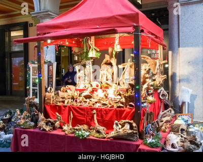 Lugano, Schweiz - 18. Dezember 2016: Weihnachtsmarkt mit Hütten beleuchtet und dekoriert mit den Farben in der Nacht. Stockfoto