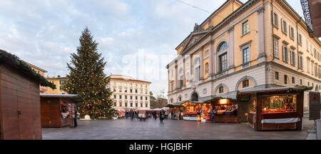 Lugano, Schweiz - 18. Dezember 2016: Weihnachtsmarkt mit Hütten beleuchtet und dekoriert mit den Farben in der Nacht. Stockfoto