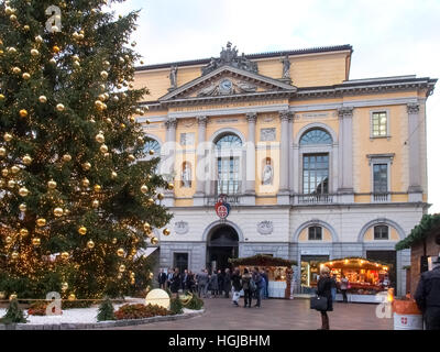 Lugano, Schweiz - 18. Dezember 2016: Weihnachtsmarkt mit Hütten beleuchtet und dekoriert mit den Farben in der Nacht. Stockfoto