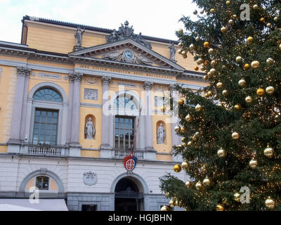 Lugano, Schweiz - 18. Dezember 2016: Weihnachtsmarkt mit Hütten beleuchtet und dekoriert mit den Farben in der Nacht. Stockfoto