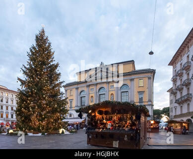 Lugano, Schweiz - 18. Dezember 2016: Weihnachtsmarkt mit Hütten beleuchtet und dekoriert mit den Farben in der Nacht. Stockfoto