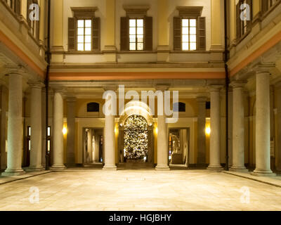 Lugano, Schweiz - 18. Dezember 2016: Weihnachtsmarkt mit Hütten beleuchtet und dekoriert mit den Farben in der Nacht. Stockfoto