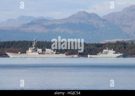 USS Porter (DDG-78) der US Navy und HMS Tyne (P281) der Royal Navy, aus Greenock während der Übung Joint Warrior 16-2. Stockfoto