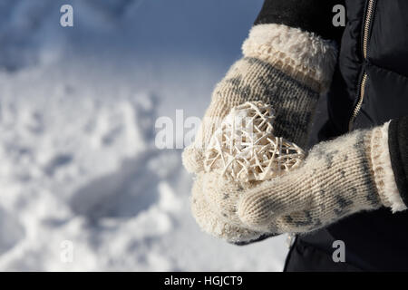 Rattan Herz in Händen Stockfoto