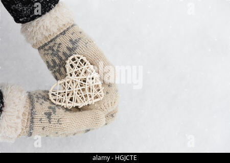 Rattan Herz in Händen Stockfoto