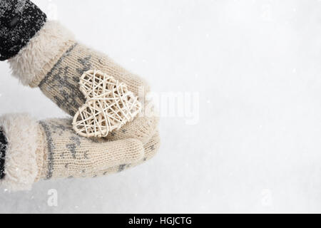 Rattan Herz in Händen Stockfoto