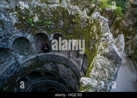 Der unterirdische Brunnen auf Quinta da Regaleira in Sintra, Portugal Stockfoto