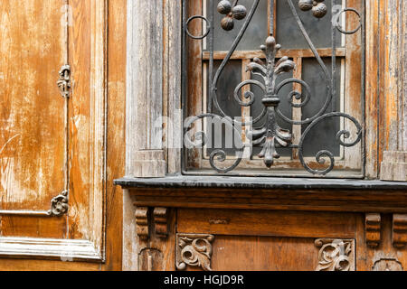 Alte Fenster mit schmiedeeisernen. Stockfoto