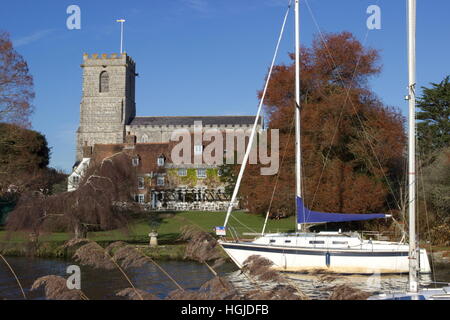 Lady St. Mary Church und Segel Boote Fluß Frome an einem sonnigen Wintertag Wareham Dorset Stockfoto