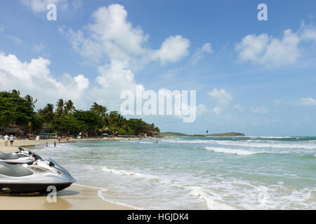 Menschen und zwei Jet-Skis am Chaweng Strand auf Koh Samui in Thailand. Stockfoto