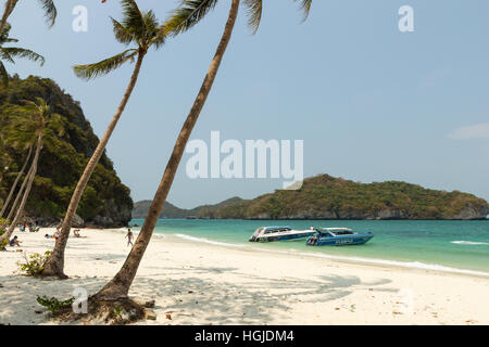 Zwei Motorboote und nur wenige Menschen an einem Strand auf Koh Wua Talab Insel (Ang Thong) Angthong National Marine Park in Thailand. Stockfoto