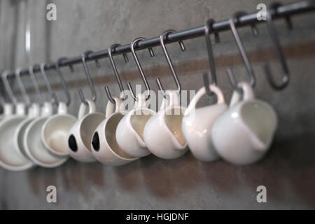 Stapel von weißen Tasse an die Wand hängen Stockfoto