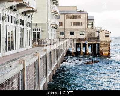 Clement Monterey Hotel steht direkt am Meer in Cannery Row, Monterey, Kalifornien mit dem Aquarium darüber hinaus. Stockfoto