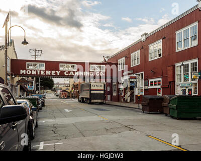 Ehemaliges Fabrikgebäude in der historischen Cannery Row in Monterey, Kalifornien verwendet jetzt als Geschäfte und Restaurants. Stockfoto