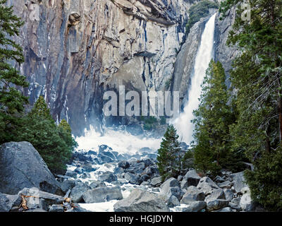 Fuße des Lower Yosemite Falls im Yosemite Valley, Kalifornien an einem kalten und eisigen Tag im Dezember 2016. Stockfoto