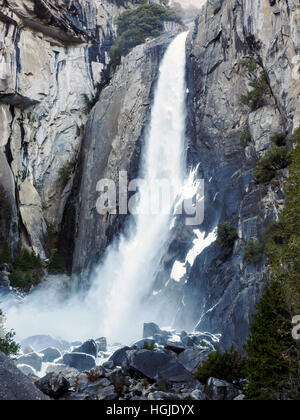 Fuße des Lower Yosemite Falls im Yosemite Valley, Kalifornien an einem kalten und eisigen Tag im Dezember 2016. Stockfoto