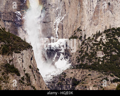 Lower Yosemite Falls im Yosemite Valley, California an einem hellen und kalten Tag im Dezember 2016. Stockfoto