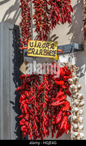 Reihe von red hot chili Pepper mit Tag "Viagra Naturale", Tropea, Kalabrien Stockfoto