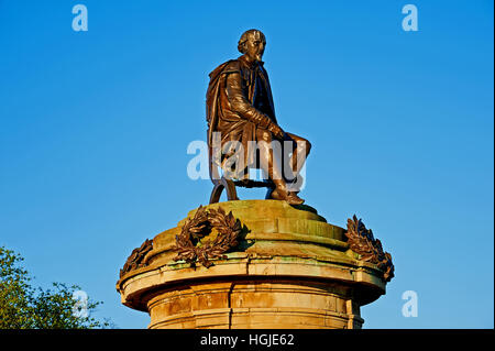 Stratford-upon-Avon und cast Bronzestatue von William Shakespeare auf der Gower Memorial in Bancroft Gärten vor blauem Himmel. Stockfoto