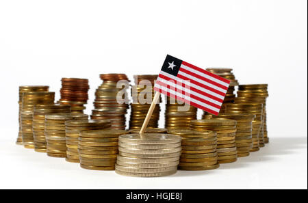 Liberia-Fähnchen mit Stapel von Geld Münzen Stockfoto