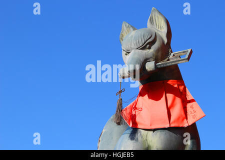 Fox-Statue am Eingang des Fushimi Inari-Schrein in Kyoto, hält einen Schlüssel im Maul Stockfoto