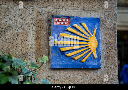 Camino de Compostella Schale gelb Madrid el Camino Jakobsweg die Art und Weise der Jakobsweg Pilger-Wallfahrt Stockfoto