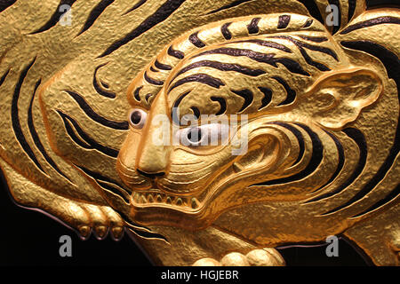 Gold crouching Tiger-Panel in der Burg von Osaka, Osaka, Japan Stockfoto