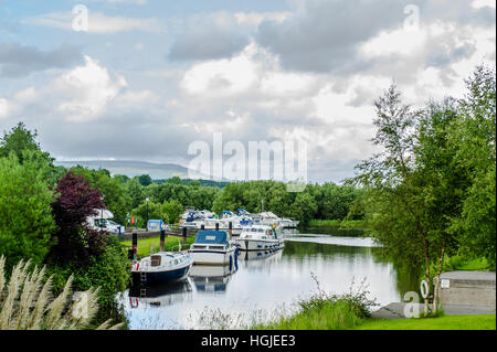 Boote vertäut an einem Kanal in County Leitrim, Irland. Stockfoto