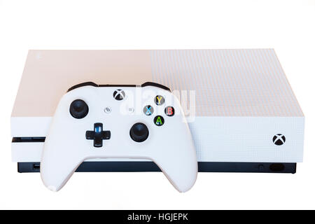 Eine XBOX ONE S-Spiele-Konsole und Controller auf weißem Hintergrund Stockfoto