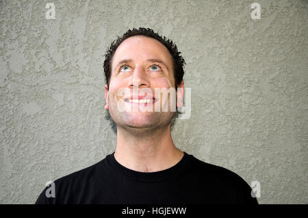 Es gibt für das neue Jahr - Mann auf der Suche nach oben aufwärts. Stockfoto